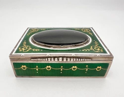 ANTIQUE EUROPEAN 935 STERLING SILVER GUILLOCHE GREEN & GOLD ENAMEL ONYX BOX: ANTIQUE EUROPEAN 935 STERLING SILVER GUILLOCHE GREEN & GOLD ENAMEL ONYX BOX Antique European 935 Sterling Silver Guilloche Green & Gold Enamel Onyx Box Size: 3 3/8" Wide By 2 1/2" Deep & 1 1/4" Tall M