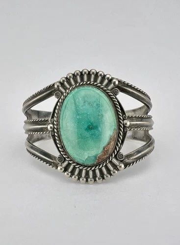 VTG SILVER ARROW NAVAJO STERLING SILVER ROYSTON TURQUOISE WIDE CUFF BRACELET 70G: VTG SILVER ARROW NAVAJO STERLING SILVER ROYSTON TURQUOISE WIDE CUFF BRACELET 70G Vtg SILVER ARROW Navajo Sterling Silver Royston Turquoise Wide Cuff Bracelet 70g Cuff is 5 1/2" tip to Tip and has a 1 