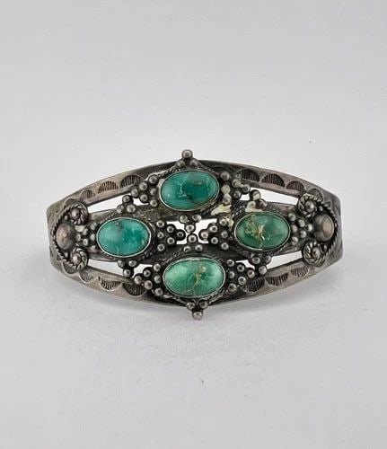 OLD FRED HARVEY ERA NAVAJO STERLING SILVER TURQUOISE STAMPED ARROW CUFF BRACELET: OLD FRED HARVEY ERA NAVAJO STERLING SILVER TURQUOISE STAMPED ARROW CUFF BRACELET Antique Old Fred Harvey era Navajo Sterling Silver Turquoise Stamped ARROW Cuff Bracelet Cuff is 5 3/8" tip to Tip and 