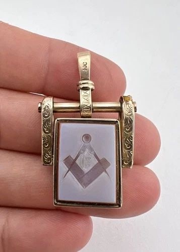 ANTIQUE VICTORIAN 10K ROSE GOLD CARNELIAN BLOODSTONE MASONIC SPINNER FOB PENDANT: ANTIQUE VICTORIAN 10K ROSE GOLD CARNELIAN BLOODSTONE MASONIC SPINNER FOB PENDANT Antique Victorian 10K Rose Gold Carnelian Bloodstone Masonic Spinner Fob Pendant Size: 1 5/8" Tall With Bail by 1 1/8" 