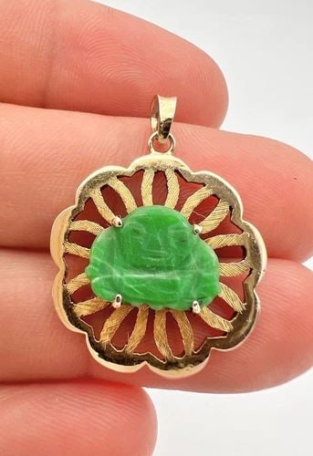 VINTAGE TY LEE 14K YELLOW GOLD & NATURAL CARVED BUDDHA APPLE JADE PENDANT: VINTAGE TY LEE 14K YELLOW GOLD & NATURAL CARVED BUDDHA APPLE JADE PENDANT Vintage TY LEE 14k Yellow Gold & Natural Carved Buddha Apple Jade Pendant Size: About 1 1/4" Tall By 7/8" Wide Metal: 14k Yell