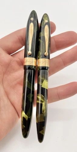 SHEAFFER FOUNTAIN 14K GOLD BAND GREEN MARBLE HIS & HERS PEN SET - OVERSIZED: SHEAFFER FOUNTAIN 14k GOLD BAND GREEN MARBLE HIS & HERS PEN SET - OVERSIZED His And Hers Set - One Is Larger Than The Other 14k Gold Bands And Pocket Holders Bothe Are Green Marbled - White Dot on Bot