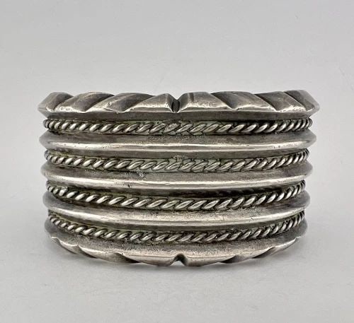 EARLY VTG NAVAJO STERLING SILVER INGOT CARINATED TWIST WIDE CUFF BRACELET 120G: EARLY VTG NAVAJO STERLING SILVER INGOT CARINATED TWIST WIDE CUFF BRACELET 120G Early Vtg Navajo Sterling Silver Ingot Carinated Twist Wide Cuff Bracelet 120g Cuff is 4 1/2" tip to Tip and has a 1 1/8"