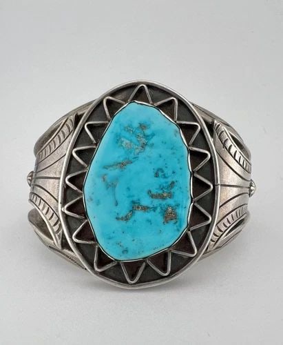 VINTAGE NAVAJO STERLING SILVER MORENCI TURQUOISE STAMPED 2" CUFF BRACELET 95.3G: VINTAGE NAVAJO STERLING SILVER MORENCI TURQUOISE STAMPED 2" CUFF BRACELET 95.3G Vintage Navajo Sterling Silver Morenci Turquoise Stamped 2" Cuff Bracelet 95.3g Cuff is 5 1/8" tip to Tip and has a 1 3/