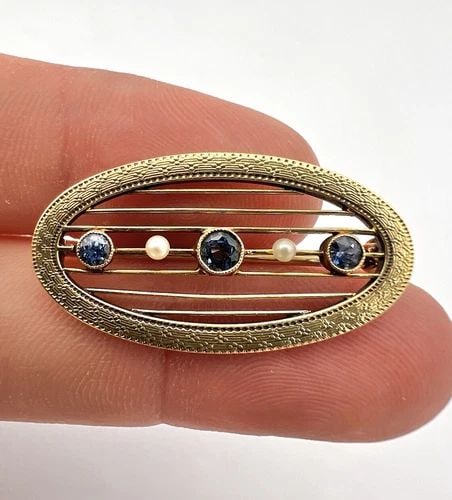 ANTIQUE ART DECO 14K YELLOW GOLD FILIGREE SAPPHIRE & SEED PEARL BROOCH PIN: ANTIQUE ART DECO 14K YELLOW GOLD FILIGREE SAPPHIRE & SEED PEARL BROOCH PIN Antique Art Deco 14K Yellow Gold Filigree Sapphire & Seed Pearl Brooch Pin Size: Over 1 1/4" Wide By 5/8" Tall Metal: 14k Yel