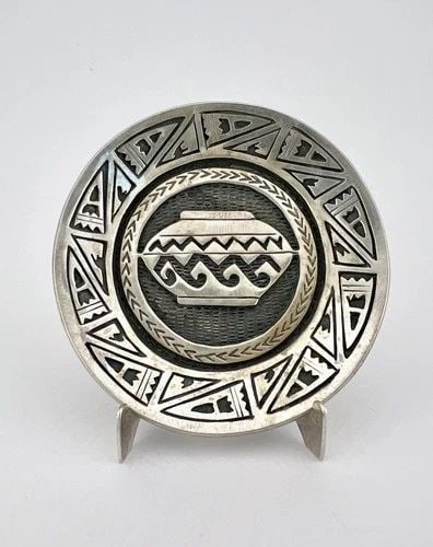 RARE VTG NAVAJO STERLING SILVER DETAILED PUEBLO POT OVERLAY 2 5/8" PLATE & STAND (1 of 2)