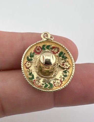 VINTAGE MEXICO 14K YELLOW GOLD RED GREEN ENAMEL CHARM SOMBRERO HATPENDANT 3.8G: VINTAGE MEXICO 14K YELLOW GOLD RED GREEN ENAMEL CHARM SOMBRERO HATPENDANT 3.8G Vintage Mexico 14k Yellow Gold Red & Green Enamel Charm Sombrero Hat Pendant 3.8g Size: 1 1/8" Tall With bail by7/8" Wide