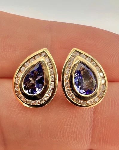DESIGNER 14K YELLOW GOLD PEAR PURPLE TANZANITE? & DIAMOND POST STUD EARRINGS: Designer 14k Yellow Gold Pear Purple Tanzanite?& Diamond Post Stud EarringsSize: 13mm Tall by 10mm Wide Weight is 4.6 Grams on My Scale Metal: 14k Yellow Gold - Hallmarked And Tested Amazing not quite