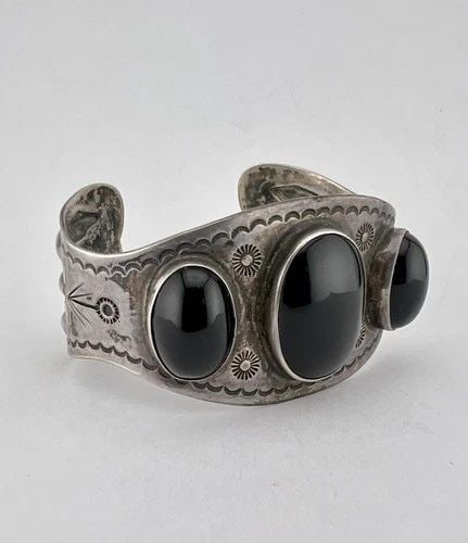 VTG FRED HARVEY ERA NAVAJO STERLING SILVER ONYX STAMPED REPOUSSE CUFF BRACELET (1 of 2)