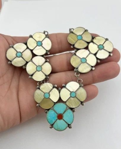 VTG L.R BOWEKATY ZUNI STERLING SILVER FLUSH MULTI GEMSTONE FLOWER LINK NECKLACE: VTG L.R BOWEKATY ZUNI STERLING SILVER FLUSH MULTI GEMSTONE FLOWER LINK NECKLACE Vtg L.R Bowekaty Zuni Sterling Silver Flush Multi Gemstone Flower Link Necklace Necklace Size: 16 3/4" Long Tip To Tip C