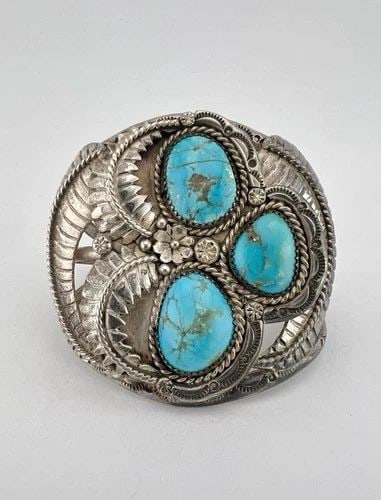 VTG NAVAJO STERLING SILVER KINGMAN TURQUOISE STAMPED FEATHER WIDE CUFF BRACELET: VTG NAVAJO STERLING SILVER KINGMAN TURQUOISE STAMPED FEATHER WIDE CUFF BRACELET Vtg Navajo Sterling Silver Kingman Turquoise Stamped Feather Wide Cuff Bracelet Cuff is 5" tip to Tip and has a 1 1/4" W