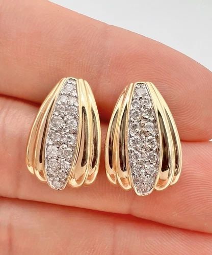 DESIGNER VINTAGE 14K YELLOW GOLD PAVE SET .65CT DIAMOND POST STUD EARRINGS: DESIGNER VINTAGE 14K YELLOW GOLD PAVE SET .65CT DIAMOND POST STUD EARRINGS Designer Vintage 14K Yellow Gold Pave Set .65ct Diamond Post Stud Earrings Size: 3/4" Tall & 1/2" Wide Metal: 14k Yellow Gold