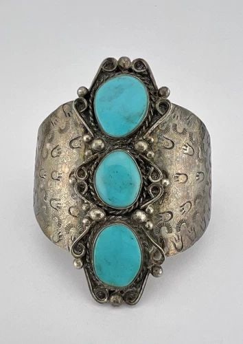 VTG NAVAJO STERLING SILVER TURQUOISE STAMPED BEAR CLAW WIDE CUFF BRACELET 70G: VTG NAVAJO STERLING SILVER TURQUOISE STAMPED BEAR CLAW WIDE CUFF BRACELET 70G Vtg Navajo Sterling Silver Turquoise Stamped Bear Claw Wide Cuff Bracelet 70g Cuff is 5 3/8" tip to Tip and has an Over 1 