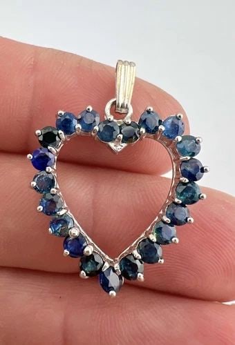 VINTAGE 14K WHITE GOLD 3.15CT NATURAL BLUE SAPPHIRE HEART LOVE DANGLE PENDANT: VINTAGE 14K WHITE GOLD 3.15CT NATURAL BLUE SAPPHIRE HEART LOVE DANGLE PENDANT Vintage 14K White Gold 3.15ct Natural Blue Sapphire Heart Love Dangle Pendant Size: 1 1/4" Tall With Bail & 1" Wide Weight