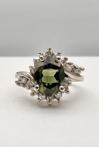 VTG 14K WHITE GOLD OVAL CUT SYNTHETIC COLOR CHANGE GREEN SPINEL & DIAMOND RING: VTG 14K WHITE GOLD OVAL CUT SYNTHETIC COLOR CHANGE GREEN SPINEL & DIAMOND RING Vtg 14K White Gold Oval Cut Synthetic Color Change Green Spinel & Diamond Ring Size: 6.75 - Can be Resized With Out Damag