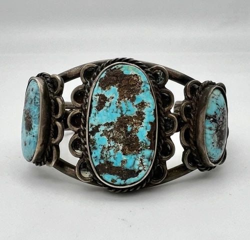 VTG NAVAJO STERLING SILVER & PILOT MOUNTAIN TURQUOISE TWIST CUFF BRACELET 71.8G: VTG NAVAJO STERLING SILVER & PILOT MOUNTAIN TURQUOISE TWIST CUFF BRACELET 71.8G Vtg Navajo Sterling Silver & Pilot Mountain Turquoise Twist Cuff Bracelet 71.8g Cuff is 5 1/4" tip to Tip and has a 1 1/