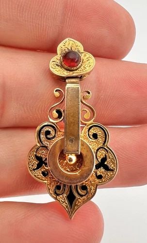 ANTIQUE VICTORIAN ETRUSCAN 14K YELLOW GOLD & CABOCHON GARNET DANGLE PENDANT: ANTIQUE VICTORIAN ETRUSCAN 14K YELLOW GOLD & CABOCHON GARNET DANGLE PENDANT Antique Victorian Etruscan 14k Yellow Gold & Cabochon Garnet Dangle Pendant Size: 1 1/2" Tall By 3/4" Wide Metal: 14k Yellow