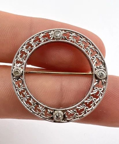 ANTIQUE ART DECO PLATINUM & VS OLD EURO CUT DIAMOND FILAGREE CIRCLE PIN BROOCH: ANTIQUE ART DECO PLATINUM & VS OLD EURO CUT DIAMOND FILAGREE CIRCLE PIN BROOCH ANTIQUE ART DECO PLATINUM & VS OLD EURO CUT DIAMOND FILAGREE CIRCLE PIN BROOCH Size: 1 1/8" Wide & Tall Weight is 4.8 Gra