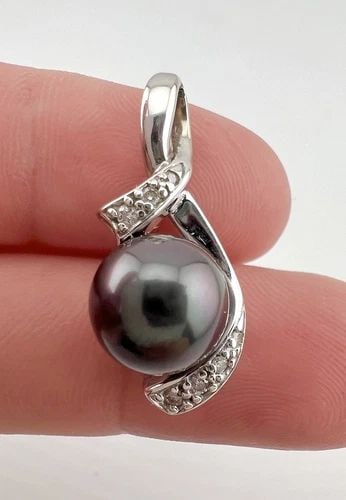 DESIGNER 14K WHITE GOLD NATURAL 10MM TAHITIAN PEARL & DIAMOND INFINITY PENDANT: DESIGNER 14K WHITE GOLD NATURAL 10MM TAHITIAN PEARL & DIAMOND INFINITY PENDANT Designer 14k White Gold Natural 10mm Tahitian Pearl & Diamond Infinity Pendant Size: 1 1/8" Tall With Bail by 1/2" Wide M