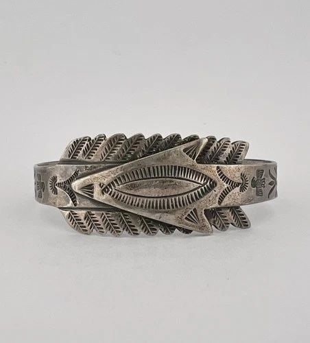 OLD 1940'S FRED HARVEY NAVAJO COIN SILVER STAMPED ARROW SNAKE CUFF BRACELET (1 of 2)