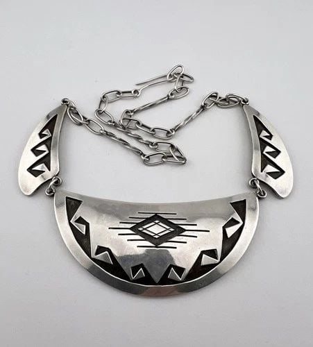 VINTAGE HOPI STERLING SILVER TRIBAL DESIGN OVERLAY PANNEL BIB HOOK NECKLACE (1 of 2)