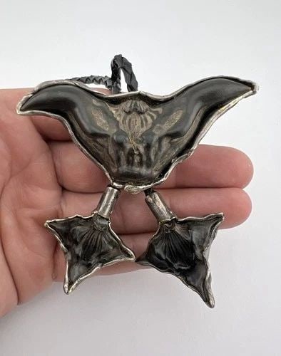 VTG ARTISAN STERLING SILVER WATER CALTROPS DEVIL PODS NUTS SCULPTURAL BOLO TIE: VTG ARTISAN STERLING SILVER WATER CALTROPS DEVIL PODS NUTS SCULPTURAL BOLO TIE Vtg Artisan Sterling Silver Water Caltrops Devil Pods Nuts Sculptural Bolo Tie Bolo Size: 3 1/8" Wide by 1 5/8" Tall Bolo
