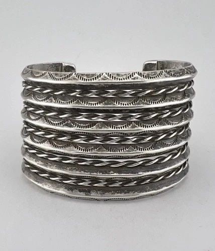 BIG VTG FRED HARVEY NAVAJO STERLING STAMPED CARINATED 6 ROW CUFF BRACELET 85.8G: BIG VTG FRED HARVEY NAVAJO STERLING STAMPED CARINATED 6 ROW CUFF BRACELET 85.8G BIG Vtg Fred Harvey Navajo Sterling Stamped Carinated 6 Row Cuff Bracelet 85.8g Cuff is 5 1/4" tip to Tip and has an 1 1