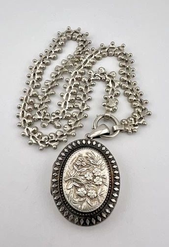 VICTORIAN 1800'S ENGLISH STERLING SILVER BOOK CHAIN NECKLACE PHOTO PENDANT: VICTORIAN 1800'S ENGLISH STERLING SILVER BOOK CHAIN NECKLACE PHOTO PENDANT RARE Victorian 1800's English Sterling Silver Book Chain Necklace Photo Pendant Necklace Size is 18.25" Long Tip To Tip By Un