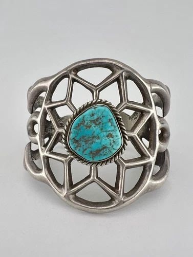 VINTAGE NAVAJO SANDCAST STERLING SILVER KINGMAN TURQUOISE CUFF BRACELET 82.3G (1 of 2)
