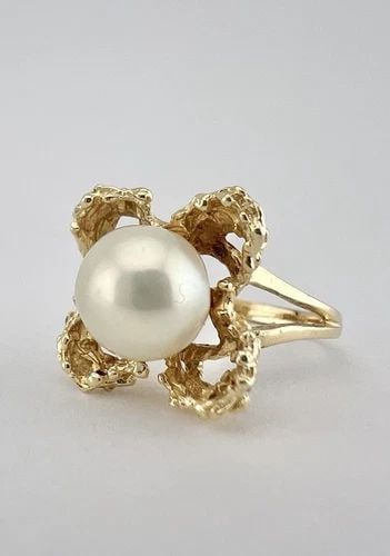 VINTAGE 14K YELLOW GOLD 8MM WHITE AKOYA PEARL & CLOVER FLOWER DESIGN RING: VINTAGE 14K YELLOW GOLD 8MM WHITE AKOYA PEARL & CLOVER FLOWER DESIGN RING Vintage 14K Yellow Gold 8mm White Akoya Pearl & Clover Flower Design Ring Ring Size: 6 - Can Be Resized Total Weight is 4.0 Gr