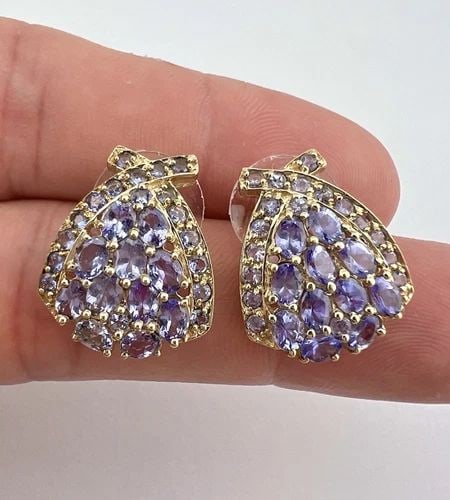 DESIGNER 10K YELLOW GOLD NATURAL TANZANITE CLUSTER STUD POST EARRINGS: DESIGNER 10K YELLOW GOLD NATURAL TANZANITE CLUSTER STUD POST EARRINGS Designer 10k Yellow Gold Natural Tanzanite Cluster Stud Post Earrings Size: Over 3/4" (20mm) Tall & 5/8" (16.5mm) Wide Weight is 4