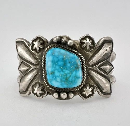 VINTAGE NAVAJO STERLING SILVER KINGMAN BIRDSEYE TURQUOISE STAMPED CUFF BRACELET: Vintage Navajo Sterling Silver Kingman BirdsEye Turquoise Stamped Cuff Bracelet Cuff is Almost 5 3/4" tip to Tip and has a 1" Adjustable Gap Cuff Is 1 1/4" Wide In the Center Weight is 57.5 Grams on m