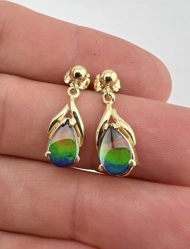 DESIGNER 18K YELLOW GOLD AA AMMOLITE DANGLE POST EARRINGS: DESIGNER 18K YELLOW GOLD AA AMMOLITE DANGLE POST EARRINGS Designer 18K Yellow Gold AA Ammolite Dangle Post Earrings Size: 7/8" Tall & Over 1/4" Wide Total Weight is 3.0 Grams on my scale Metal: 14k Ye