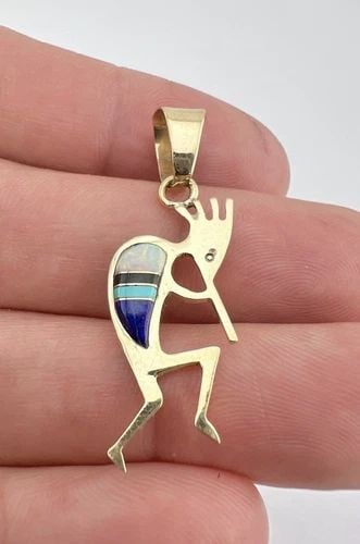VTG NAVAJO 14K YELLOW GOLD NATURAL FLUSH MULTI GEMSTONE KOKOPELLI PENDANT 1 5/8": VTG NAVAJO 14K YELLOW GOLD NATURAL FLUSH MULTI GEMSTONE KOKOPELLI PENDANT 1 5/8" Vtg Navajo 14k Yellow Gold Natural Flush Multi Gemstone Kokopelli Pendant 1 5/8" Size: 1 5/8" Tall With Bail By 1/2" Wi