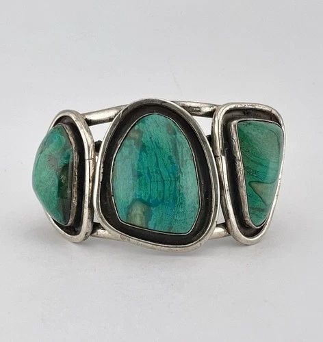 MASSIVE VTG NAVAJO STERLING SILVER NATURAL CHRYSOCOLLA WIDE CUFF BRACELET 72.9G: MASSIVE VTG NAVAJO STERLING SILVER NATURAL CHRYSOCOLLA WIDE CUFF BRACELET 72.9G MASSIVE Vtg Navajo Sterling Silver Natural Chrysocolla WIDE Cuff Bracelet 72.9g Cuff is 5 1/2" tip to Tip and has a 1 1/