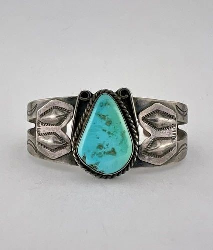 OLD 1940S FRED HARVEY ERA NAVAJO STERLING SILVER TURQUOISE STAMPED CUFF BRACELET: OLD 1940S FRED HARVEY ERA NAVAJO STERLING SILVER TURQUOISE STAMPED CUFF BRACELET OLD 1940s Fred Harvey Era Navajo Sterling Silver Turquoise Stamped Cuff Bracelet Cuff is 4 7/8" tip to Tip and has a Ju