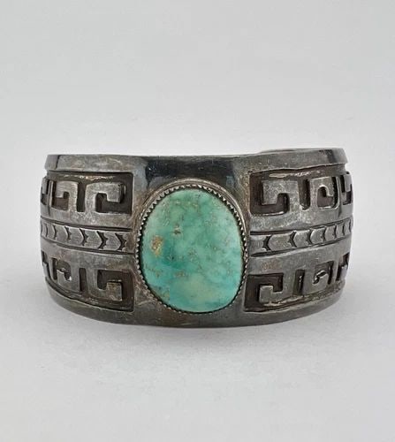 VINTAGE NAVAJO STERLING SILVER CARICO LAKE TURQUOISE MAZE OVERLAY CUFF BRACELET: VINTAGE NAVAJO STERLING SILVER CARICO LAKE TURQUOISE MAZE OVERLAY CUFF BRACELET Vintage Navajo Sterling Silver Carico Lake Turquoise Maze Overlay Cuff Bracelet Cuff is 5 5/8" tip to Tip and has a 1 1/