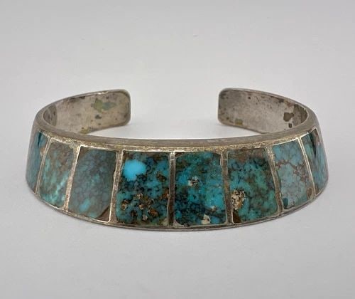 VTG CONTEMPORARY NAVAJO STERLING SILVER RED MOUNTAIN TURQUOISE CUFF BRACELET: VTG CONTEMPORARY NAVAJO STERLING SILVER RED MOUNTAIN TURQUOISE CUFF BRACELET Vtg Contemporary Navajo Sterling Silver Red Mountain Turquoise Cuff Bracelet Cuff is 5 1/4" tip to Tip and has a 1" Wide Ga
