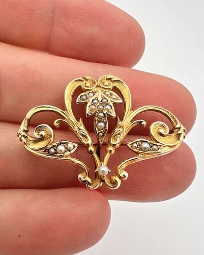 ANTIQUE ART NOUVEAU 14K YELLOW GOLD SEED PEARL SCROLL FLORAL PIN BROOCH PENDANT: ANTIQUE ART NOUVEAU 14K YELLOW GOLD SEED PEARL SCROLL FLORAL PIN BROOCH PENDANT Antique Art Nouveau 14k Yellow Gold Seed Pearl Scroll Floral Pin Brooch Pendant Size: 1 3/8" Wide By 1" Tall Metal: 14k 