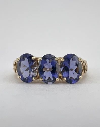 DESIGNER 10K YELLOW GOLD NATURAL PURPLE IOLITE 3 STONE FILIGREE RING 3G: DESIGNER 10K YELLOW GOLD NATURAL PURPLE IOLITE 3 STONE FILIGREE RING 3G Designer 10k Yellow Gold Natural Purple Iolite 3 Stone Filigree Ring 3g Size: 10 - Can Be Resized Total Weight is 3.0 Grams on m