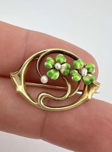 VICTORIAN 14K YELLOW GOLD SEED PEARL ENAMEL 4 LEAF CLOVER SHAMROCK PIN BROOCH: VICTORIAN 14K YELLOW GOLD SEED PEARL ENAMEL 4 LEAF CLOVER SHAMROCK PIN BROOCH Victorian 14k Yellow Gold Seed Pearl Enamel 4 Leaf Clover Shamrock Pin Brooch Size: 3/4" Tall With Bail By 1 1/8" Wide Met