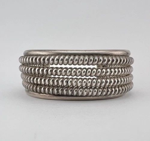 VINTAGE NAVAJO STERLING SILVER 4 ROW CABLE TWIST 1" WIDE CUFF BRACELET 69.3G: VINTAGE NAVAJO STERLING SILVER 4 ROW CABLE TWIST 1" WIDE CUFF BRACELET 69.3G Vintage Navajo Sterling Silver 4 Row Cable Twist 1" Wide Cuff Bracelet 69.3g Cuff is 5 1/4" tip to Tip and has an Just Unde
