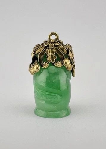 ANTIQUE 14K YELLOW GOLD NATURAL CARVED APPLE GREEN JADE FILIGREE FRUIT PENDANT: ANTIQUE 14K YELLOW GOLD NATURAL CARVED APPLE GREEN JADE FILIGREE FRUIT PENDANT Antique 14k Yellow Gold Natural Carved Apple Green Jade Filigree Fruit Pendant Size: 1" Tall With bail By 5/8" Wide Metal