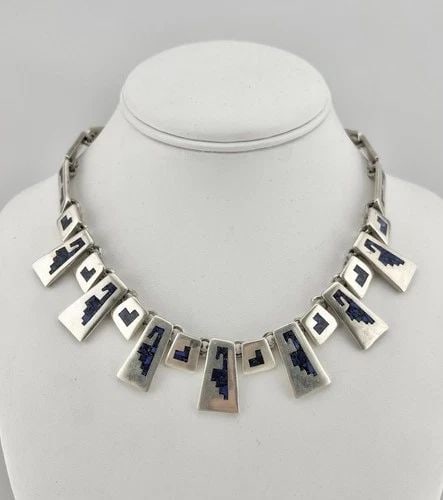 MODERNIST MEXICAN TAXCO STERLING SILVER CHIP LAPIS LAZULI NECKLACE 16"-104.8G: MODERNIST MEXICAN TAXCO STERLING SILVER CHIP LAPIS LAZULI NECKLACE 16"-104.8G Vtg Modernist Mexican Taxco Sterling Silver Crushed Lapis Lazuli Necklace 16." -104.8g Necklace is 16.5" Long Tip To Tip C