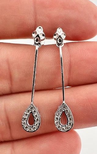 DESIGNER MODERNIST 18K WHITE GOLD .36CT PAVE SET DIAMOND LONG DANGLE EARRINGS: DESIGNER MODERNIST 18K WHITE GOLD .36CT PAVE SET DIAMOND LONG DANGLE EARRINGS Designer Modernist 18K White Gold .36ct Pave Set Diamond Long Dangle Earrings Size: 1 3/8" Tall - 6mm Wide at The Base Tot