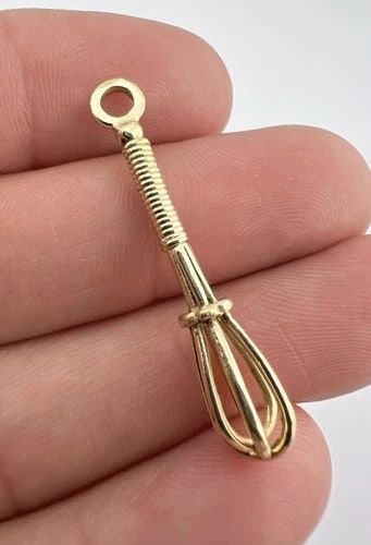 VINTAGE 14K YELLOW GOLD WHISK COOKING CHEF KITCHEN CHARM PENDANT 2.6G - 1.5" (1 of 2)