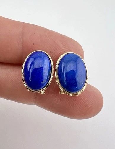 VINTAGE 14K YELLOW GOLD NATURAL LAPIS LAZULI OMEGA BACK OVAL POST EARRINGS: VINTAGE 14K YELLOW GOLD NATURAL LAPIS LAZULI OMEGA BACK OVAL POST EARRINGS Vintage 14K Yellow Gold Natural Lapis Lazuli Omega Back Oval Post Earrings Size: 5/8" Tall By Around 1/2" Wide Metal: 14k Yel