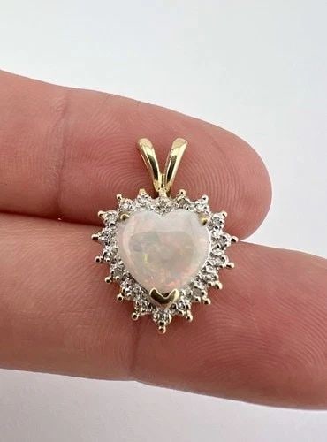 DESIGNER 14K YELLOW GOLD NATURAL FIRE OPAL & DIAMOND HEART HALO PENDANT: DESIGNER 14K YELLOW GOLD NATURAL FIRE OPAL & DIAMOND HEART HALO PENDANT Designer 14k Yellow Gold Natural Fire Opal & Diamond Heart Halo Pendant Size: 7/8" Tall with Bail by 3/4" Wide Weight is 2.5 Gra