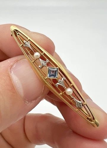 ANTIQUE ART DECO 14K YELLOW GOLD PLATINUM TOP SAPPHIRE & SEED PEARL PIN BROOCH: ANTIQUE ART DECO 14K YELLOW GOLD PLATINUM TOP SAPPHIRE & SEED PEARL PIN BROOCH Antique Art Deco 14k Yellow Gold Platinum Top Sapphire & Seed Pearl Pin Brooch Size: 3/8" Tall By 2 1/4" Wide Weight is 2