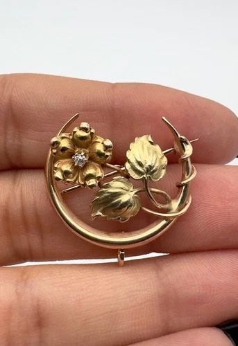 ANTIQUE VICTORIAN 14K YELLOW GOLD DIAMOND FLOWER CRESCENT MOON BROOCH PENDANT: ANTIQUE VICTORIAN 14K YELLOW GOLD DIAMOND FLOWER CRESCENT MOON BROOCH PENDANT Antique Victorian 14k Yellow Gold Diamond Flower Crescent Moon Brooch Pendant Size: 1" Tall & 1" Wide Metal: 14k Yellow & 